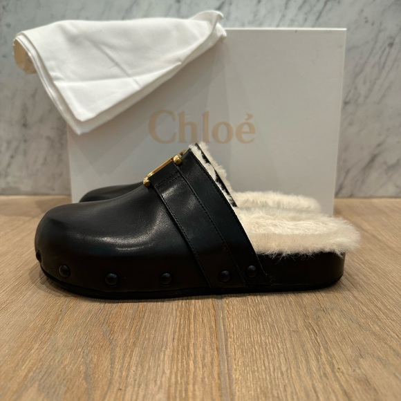 Chloé Marcie Shearling Black Leather Clogs with Gold Accent - Picture 7 of 13